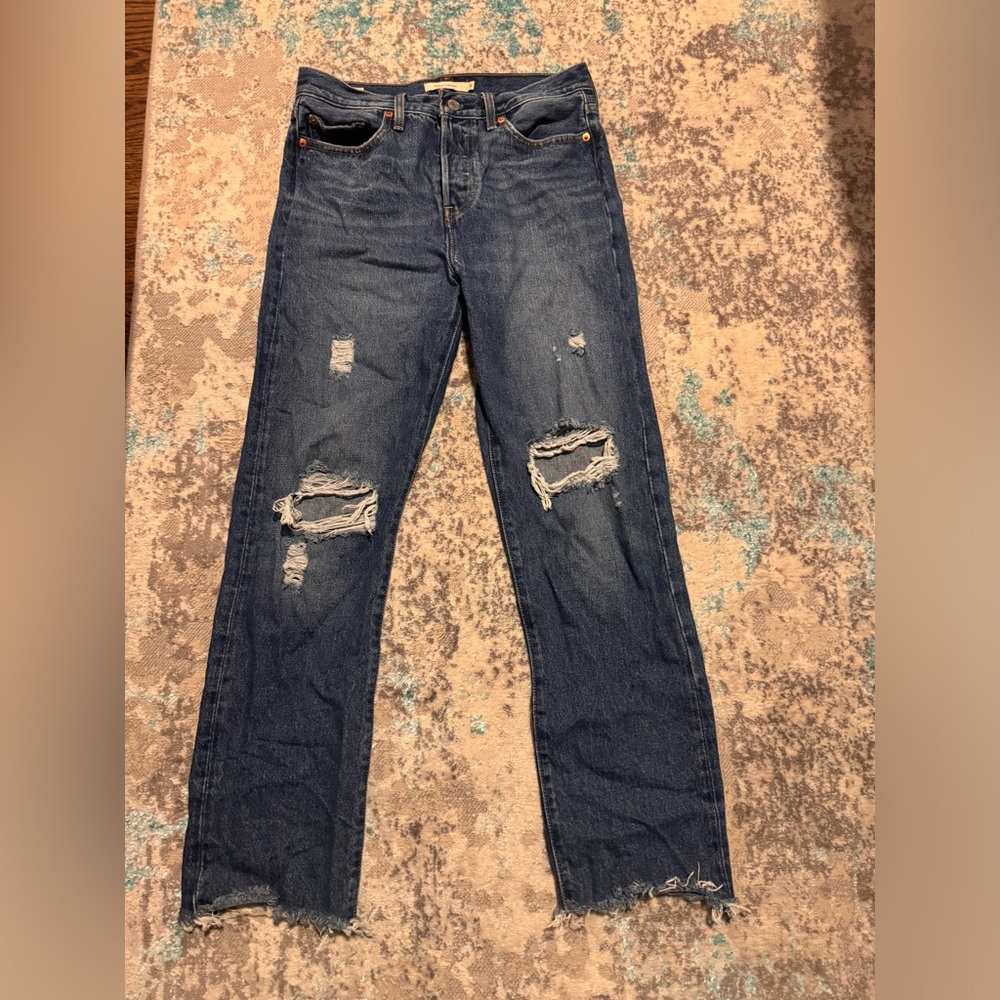 Levi wedgie straight jeans, size 28, never worn, great condition